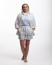 Įkelti vaizdą į galerijos rodinį, Baltas lino kostiumas su šortais