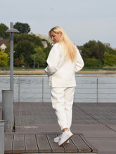 Įkelti vaizdą į galerijos rodinį, Baltos spalvos laisvalaikio kostiumas su pūkiu