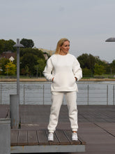 Įkelti vaizdą į galerijos rodinį, Baltos spalvos laisvalaikio kostiumas su pūkiu