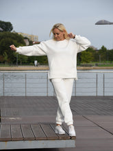 Įkelti vaizdą į galerijos rodinį, Baltos spalvos laisvalaikio kostiumas su pūkiu