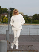 Įkelti vaizdą į galerijos rodinį, Baltos spalvos laisvalaikio kostiumas su pūkiu