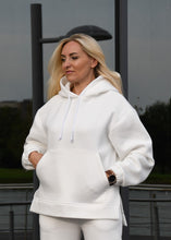 Įkelti vaizdą į galerijos rodinį, Baltas laisvalaikio kostiumas su pūkiu