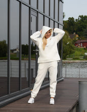 Įkelti vaizdą į galerijos rodinį, Baltas laisvalaikio kostiumas su pūkiu