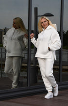 Įkelti vaizdą į galerijos rodinį, Baltas laisvalaikio kostiumas su pūkiu