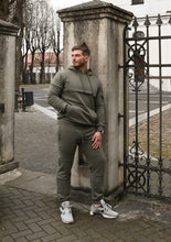 Įkelti vaizdą į galerijos rodinį, Chaki spalvos laisvalaikio kostiumas ,,Jomilis"