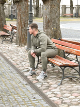 Įkelti vaizdą į galerijos rodinį, Chaki spalvos laisvalaikio kostiumas ,,Jomilis"