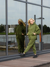 Įkelti vaizdą į galerijos rodinį, Chaki spalvos laisvalaikio kostiumas su pūkeliu