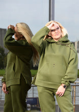 Įkelti vaizdą į galerijos rodinį, Chaki spalvos laisvalaikio kostiumas su pūkeliu