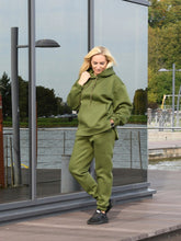 Įkelti vaizdą į galerijos rodinį, Chaki spalvos laisvalaikio kostiumas su pūkeliu