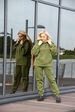 Įkelti vaizdą į galerijos rodinį, Chaki spalvos laisvalaikio kostiumas su pūkeliu