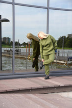 Įkelti vaizdą į galerijos rodinį, Chaki spalvos laisvalaikio kostiumas su pūkiu