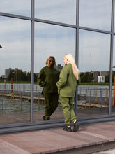 Įkelti vaizdą į galerijos rodinį, Chaki spalvos laisvalaikio kostiumas su pūkiu