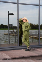 Įkelti vaizdą į galerijos rodinį, Chaki spalvos laisvalaikio kostiumas su pūkiu