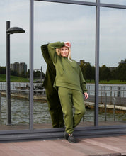 Įkelti vaizdą į galerijos rodinį, Chaki spalvos laisvalaikio kostiumas su pūkiu