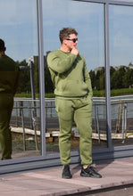 Įkelti vaizdą į galerijos rodinį, Chaki spalvos laisvalaikio kostiumas su pūkiu