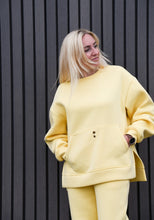 Įkelti vaizdą į galerijos rodinį, Geltonas laisvalaikio kostiumas su pūkeliu