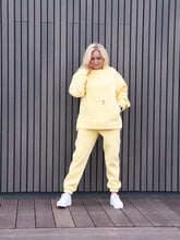 Įkelti vaizdą į galerijos rodinį, Geltonas laisvalaikio kostiumas su pūkeliu