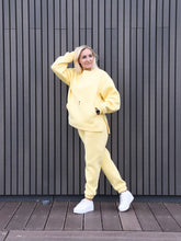 Įkelti vaizdą į galerijos rodinį, Geltonas laisvalaikio kostiumas su pūkeliu