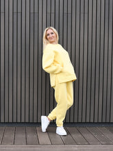 Įkelti vaizdą į galerijos rodinį, Geltonas laisvalaikio kostiumas su pūkeliu