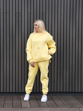 Įkelti vaizdą į galerijos rodinį, Geltonas laisvalaikio kostiumas su pūkeliu