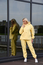 Įkelti vaizdą į galerijos rodinį, Geltonas laisvalaikio kostiumėlis su pūkiu
