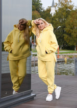 Įkelti vaizdą į galerijos rodinį, Geltonas laisvalaikio kostiumėlis su pūkiu