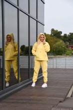 Įkelti vaizdą į galerijos rodinį, Geltonas laisvalaikio kostiumėlis su pūkiu