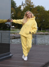Įkelti vaizdą į galerijos rodinį, Geltonas laisvalaikio kostiumėlis su pūkiu