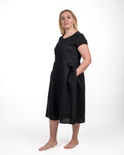 Įkelti vaizdą į galerijos rodinį, Juoda lininė suknelė ,,Smiltė"