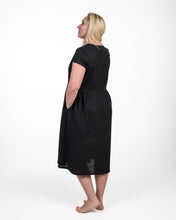 Įkelti vaizdą į galerijos rodinį, Juoda lininė suknelė ,,Smiltė"