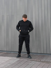 Įkelti vaizdą į galerijos rodinį, Vyriškas, juodos spalvos džemperis. Džemperis be gobtuvo, su kišenėmis.