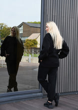 Įkelti vaizdą į galerijos rodinį, Juodas laisvalaikio kostiumas su pūkeliu