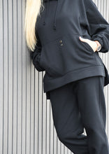 Įkelti vaizdą į galerijos rodinį, Juodos spalvos laisvalaikio kostiumas su pūkeliu