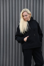 Įkelti vaizdą į galerijos rodinį, Juodos spalvos laisvalaikio kostiumas su pūkeliu