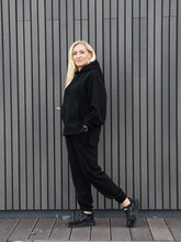 Įkelti vaizdą į galerijos rodinį, Juodos spalvos laisvalaikio kostiumas su pūkeliu