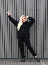 Įkelti vaizdą į galerijos rodinį, Juodos spalvos laisvalaikio kostiumas su pūkeliu