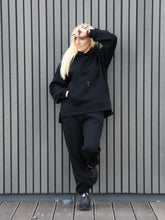 Įkelti vaizdą į galerijos rodinį, Juodos spalvos laisvalaikio kostiumas su pūkeliu