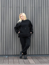 Įkelti vaizdą į galerijos rodinį, Moteriškas, juodos spalvos džemperis. Džemperis be gobtuvo, su kišenėmis, su skeltukais šonuose