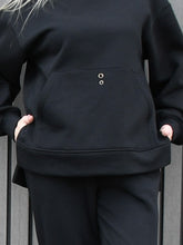 Įkelti vaizdą į galerijos rodinį, Moteriškas, juodos spalvos džemperis. Džemperis be gobtuvo, su kišenėmis, su skeltukais šonuose