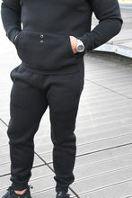 Įkelti vaizdą į galerijos rodinį, Juodos spalvos laisvalaikio kostiumas su pūkiu