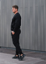 Įkelti vaizdą į galerijos rodinį, Juodos spalvos laisvalaikio kostiumas su pūkiu