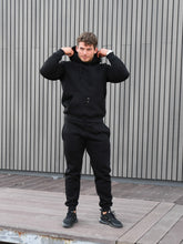 Įkelti vaizdą į galerijos rodinį, Juodos spalvos laisvalaikio kostiumas su pūkiu