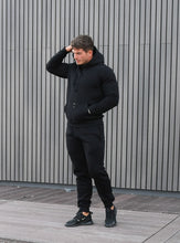 Įkelti vaizdą į galerijos rodinį, Juodos spalvos laisvalaikio kostiumas su pūkiu