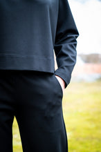Įkelti vaizdą į galerijos rodinį, Juodos spalvos laisvalaikio kostiumėlis ,,Elegancija"