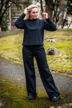 Įkelti vaizdą į galerijos rodinį, Juodos spalvos laisvalaikio kostiumėlis ,,Elegancija"