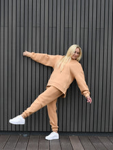 Įkelti vaizdą į galerijos rodinį, Kreminės spalvos laisvalaikio kostiumas su pūkiu