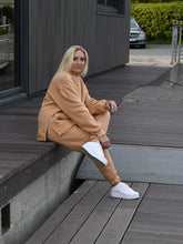 Įkelti vaizdą į galerijos rodinį, Kreminės spalvos laisvalaikio kostiumas su pūkiu