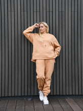 Įkelti vaizdą į galerijos rodinį, Kreminės spalvos laisvalaikio kostiumas su pūkiu