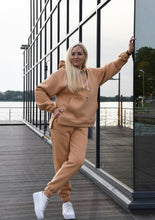 Įkelti vaizdą į galerijos rodinį, Kreminės spalvos laisvalaikio kostiumas su pūkiu