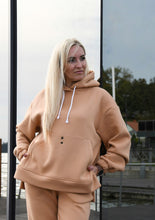 Įkelti vaizdą į galerijos rodinį, Kreminės spalvos laisvalaikio kostiumas su pūkiu